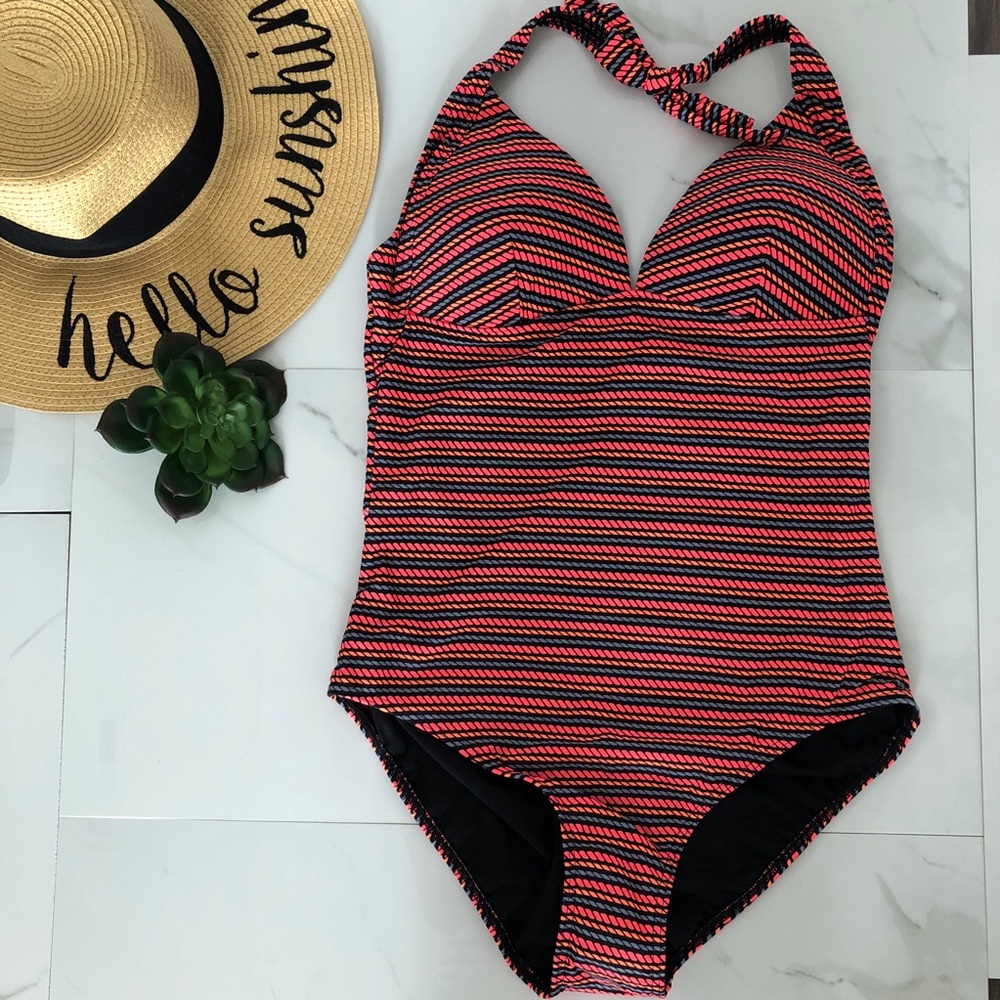 🌼NWT one piece halter swimsuit